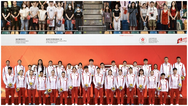 內地奧運金牌運動員訪港與香港市民同樂,掀起全港追星熱。