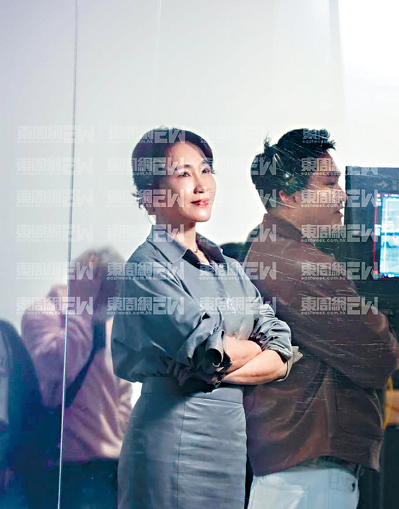 《東周刊》獨家捕獲黎姿在畫廊進行拍攝。