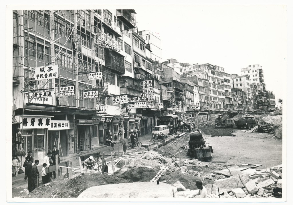 七十年代,東頭村道之新建樓宇,左邊是中國領土,樓宇自由興建,無牌牙科醫生在此經營。 七十年代,東頭村道之新建樓宇,左邊是中國領土,樓宇自由興建,無牌牙科醫生在此經營。