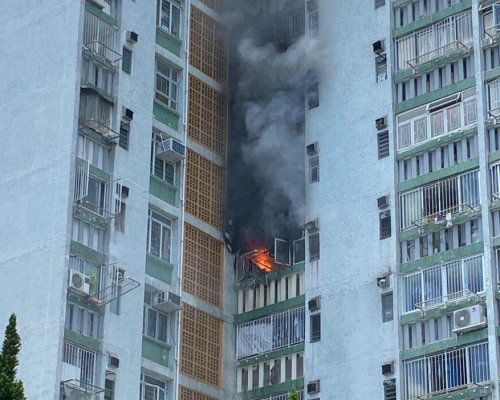 啟業邨一單位起火。讀者提供