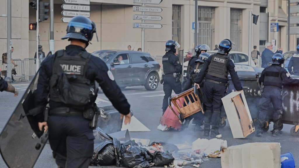 法國多地爆發「封鎖一切」示威。 美聯社