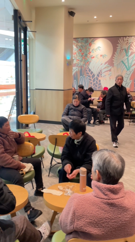 網傳老人「齋嘆冷氣」,咖啡店關冷氣趕客。常州官方澄清是網民杜撰。 抖音 網傳老人「齋嘆冷氣」,咖啡店關冷氣趕客。常州官方澄清是網民杜撰。 抖音