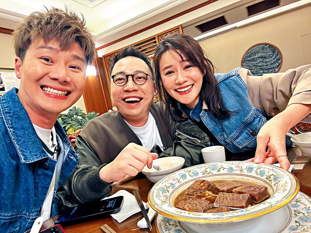 他們到位於台北內湖區「牛爸爸牛肉麵」品嚐被CNN指全球最貴、價值一萬元台幣（2,400港元）的「元首牛肉麵」。