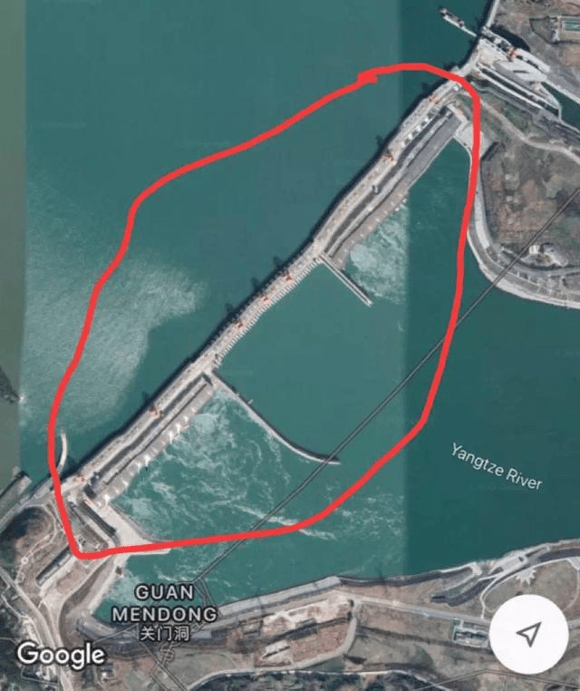 Google Map拍攝的中國三峽大壩出現彎曲現象。