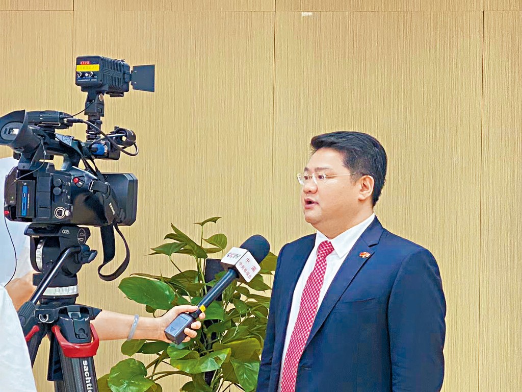 李聖潑不時接受傳媒訪問及撰文,為兩地建設提出可行建議。 李聖潑不時接受傳媒訪問及撰文,為兩地建設提出可行建議。