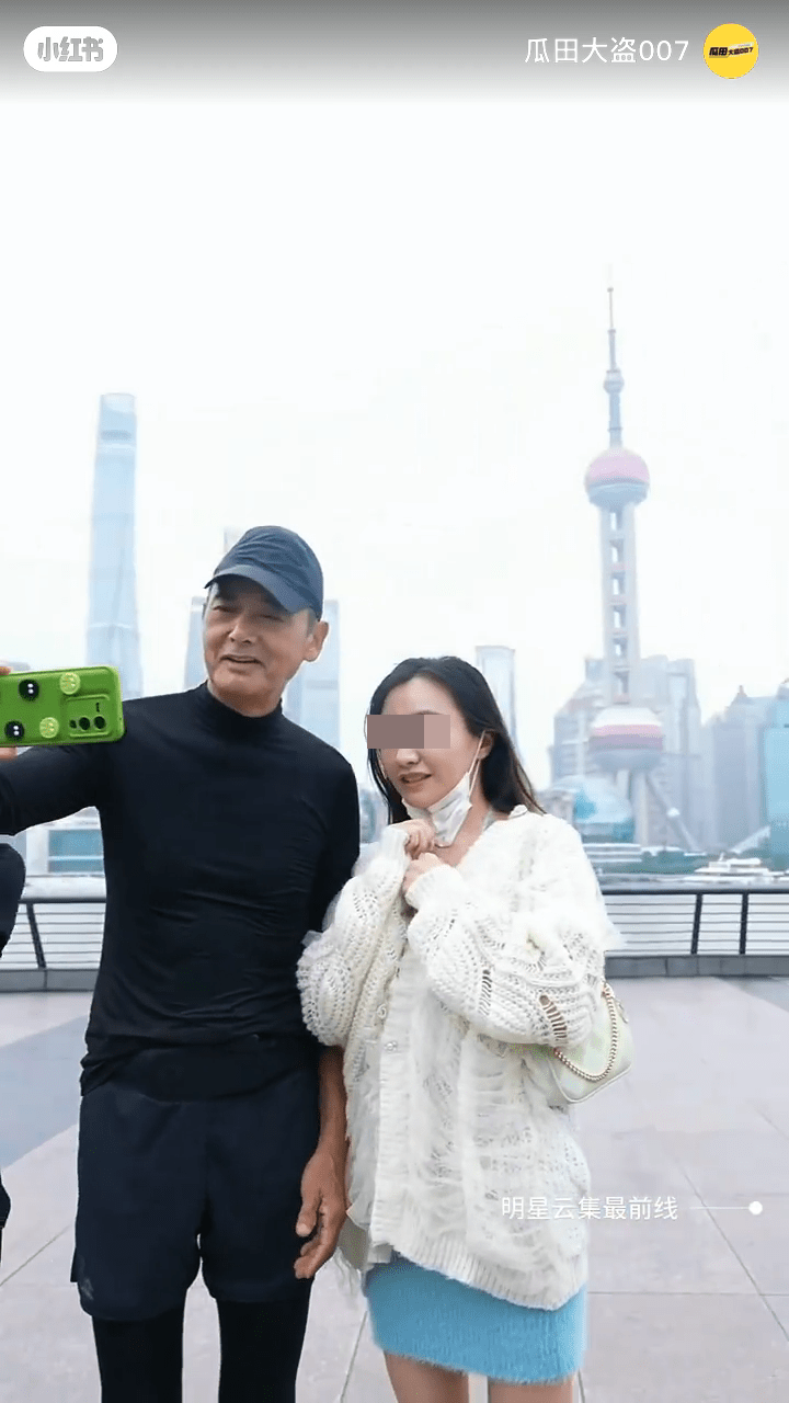 發哥揸機影相。 發哥揸機影相。