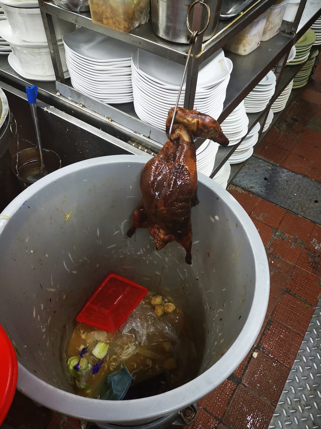 燒鵝被掛在垃圾桶內。（圖片來源：巴打絲打「00九吹專區」Facebook Club）