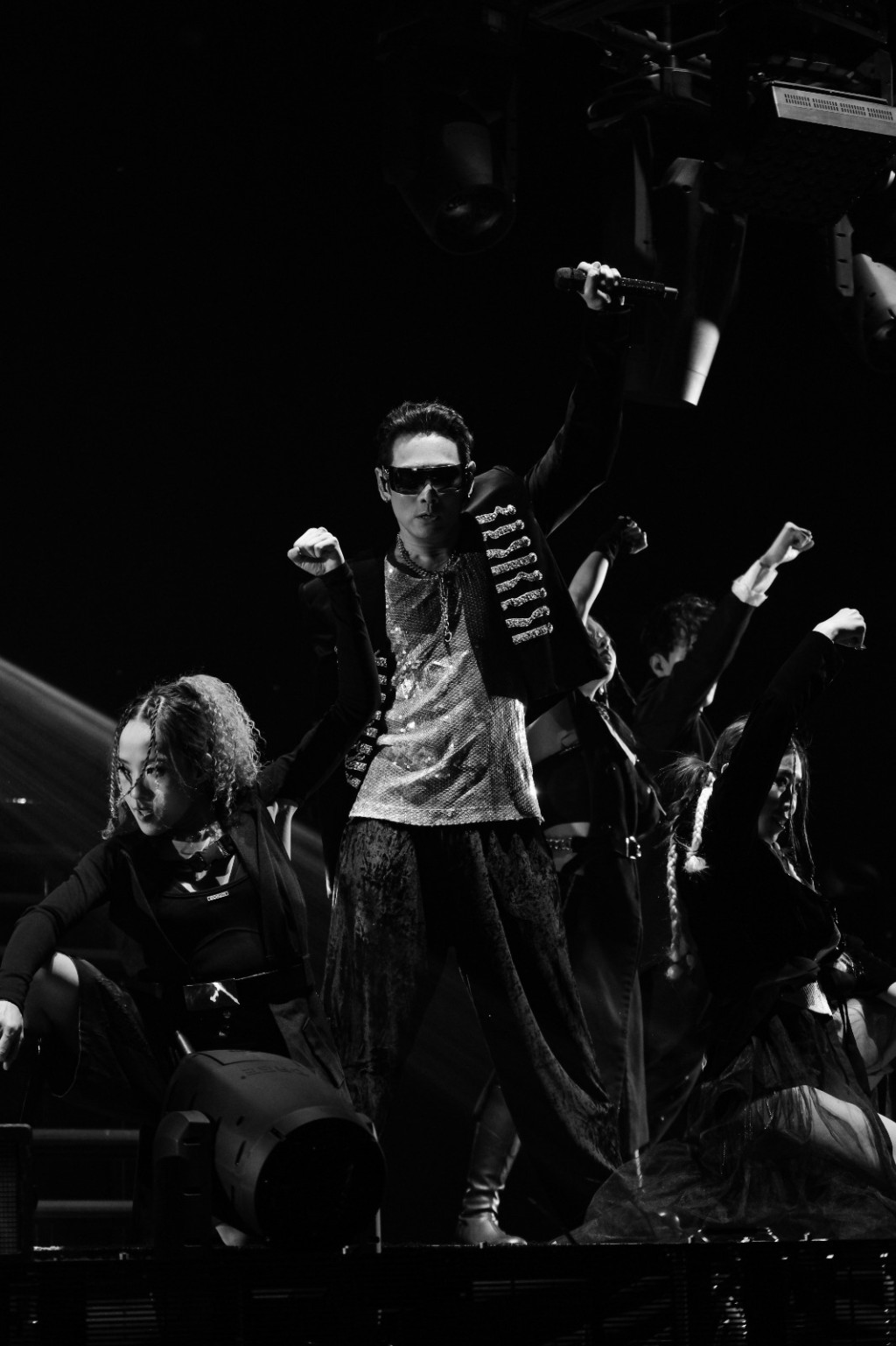 Alex表示《黑日》一曲的創作初衷,是在黑暗中尋找光明。 Alex表示《黑日》一曲的創作初衷,是在黑暗中尋找光明。