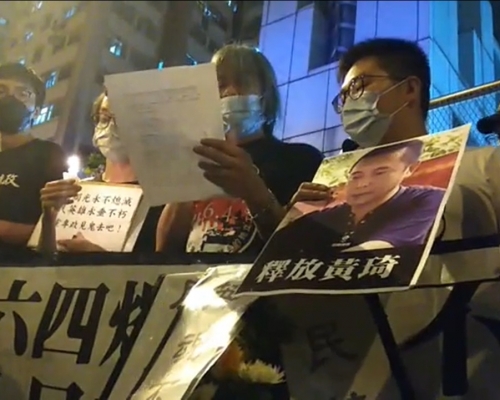 梁國雄到中聯辦外示威。社民連截圖