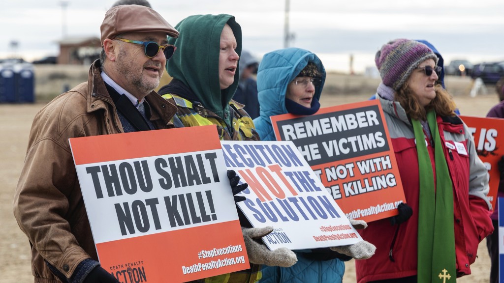 反對死刑的民眾到愛達荷州高度設防的監獄外示威。 美聯社