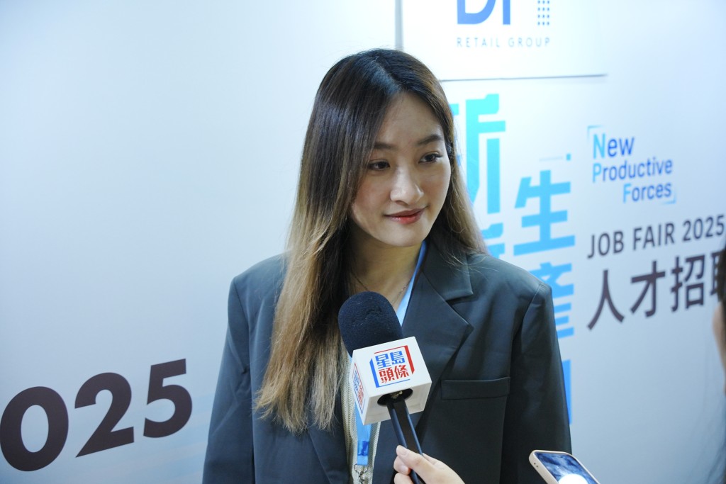 王小姐表示,公司預計聘請約20位員工,崗位包括程序員等,指今日招聘會反響熱烈。汪旭峰攝 王小姐表示,公司預計聘請約20位員工,崗位包括程序員等,指今日招聘會反響熱烈。汪旭峰攝