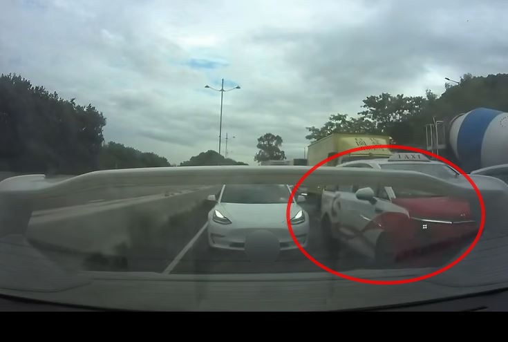 後車CＡＭ影到的士衝前。fb車cam L（香港群組）Raymond Kwong影片截圖