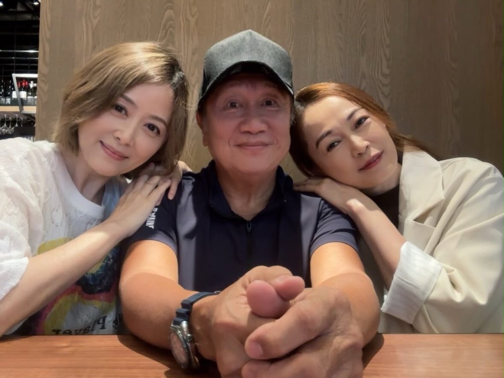 姚樂怡與姚瑩瑩依偎在郭鋒身旁，情誼依舊。