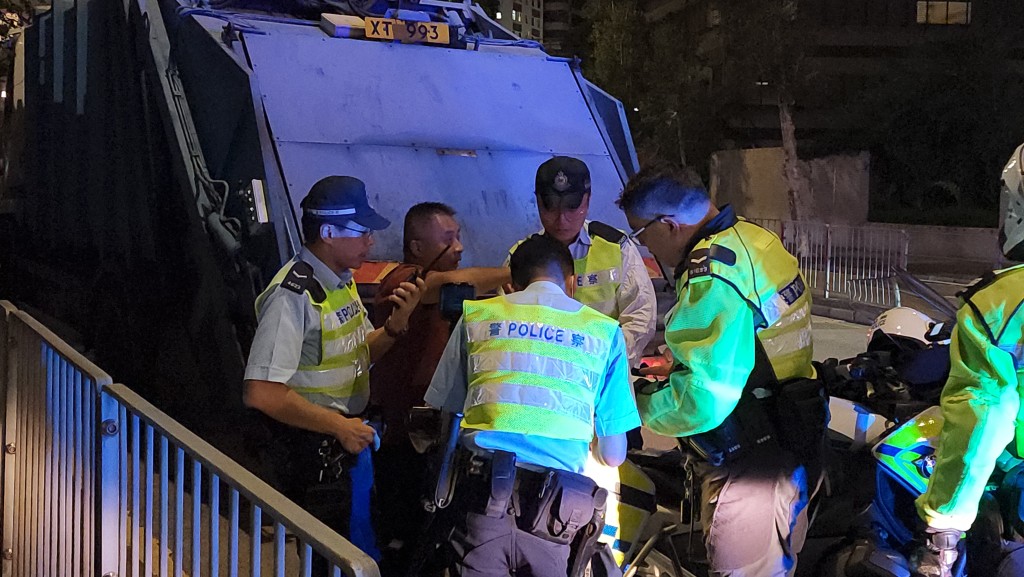 垃圾車司機與警方錄取口供,交代當時情況。 垃圾車司機與警方錄取口供,交代當時情況。
