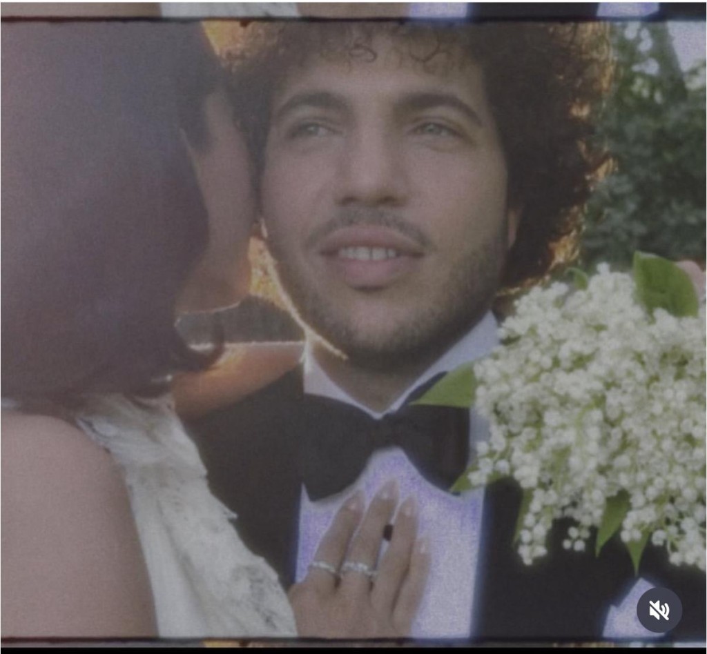 Selena今日公開婚照，宣布昨日已與Benny Blanco舉行婚禮。