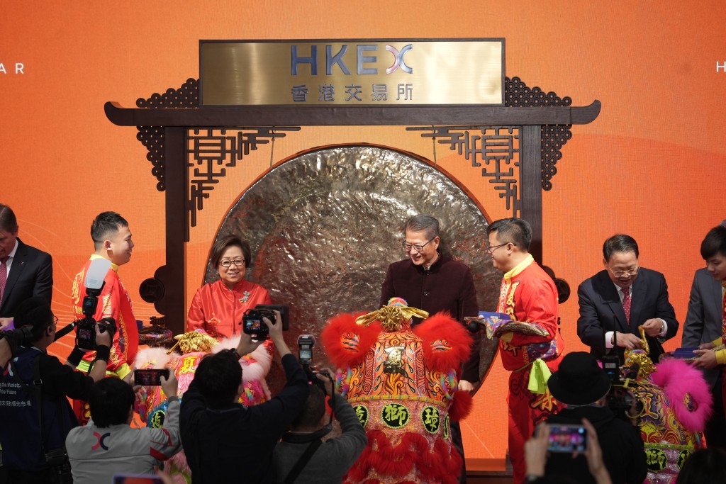 陳茂波主持農曆新年首個交易日開市儀式。吳艷玲攝