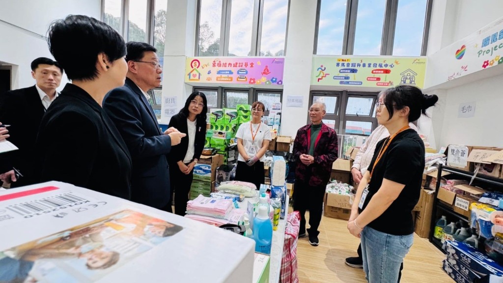 宏福苑五級火︱李家超探訪災民 視察過渡屋物資中心 讚社福鄰里無私付出