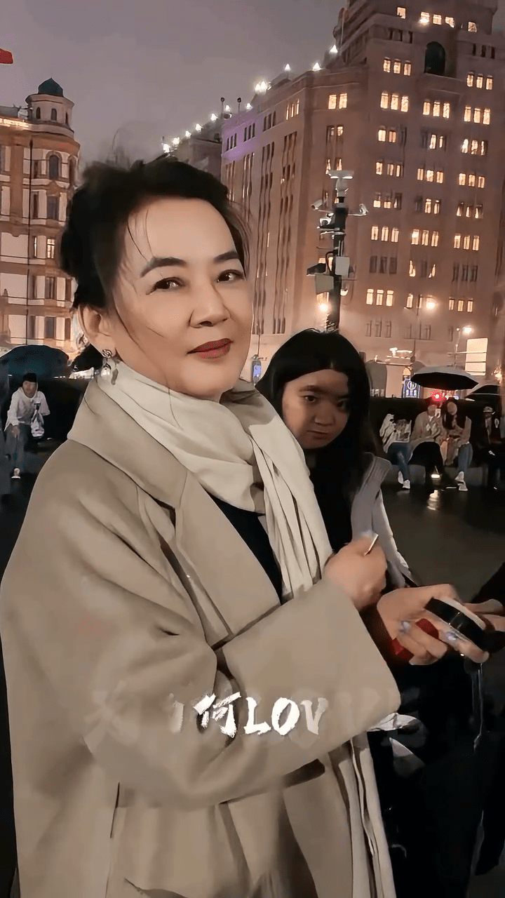 胡慧中分享與何嘉珍遊上海的影片。 胡慧中分享與何嘉珍遊上海的影片。