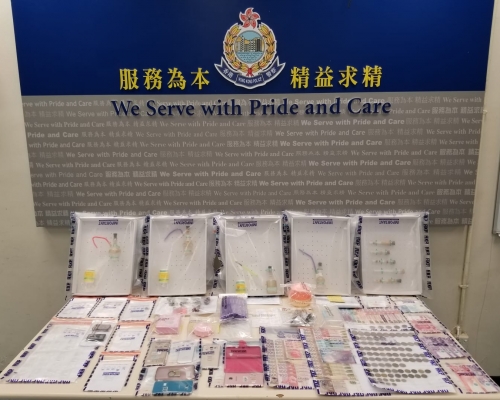 檢獲的毒品,以及吸食工具等證物。 警方圖片