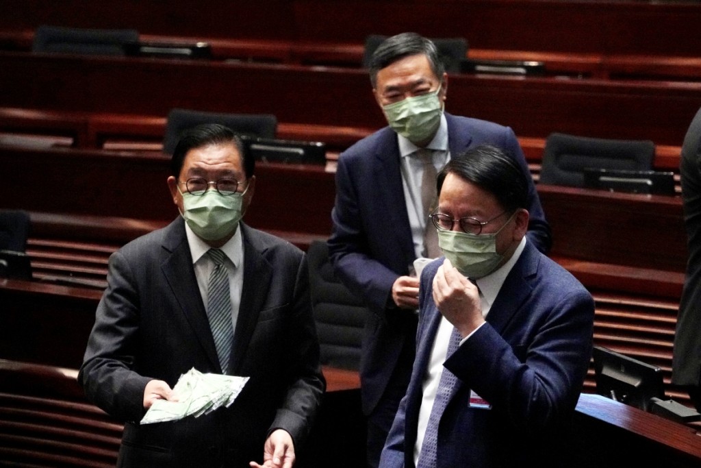 有官員及議員換上綠色口罩。蘇正謙攝