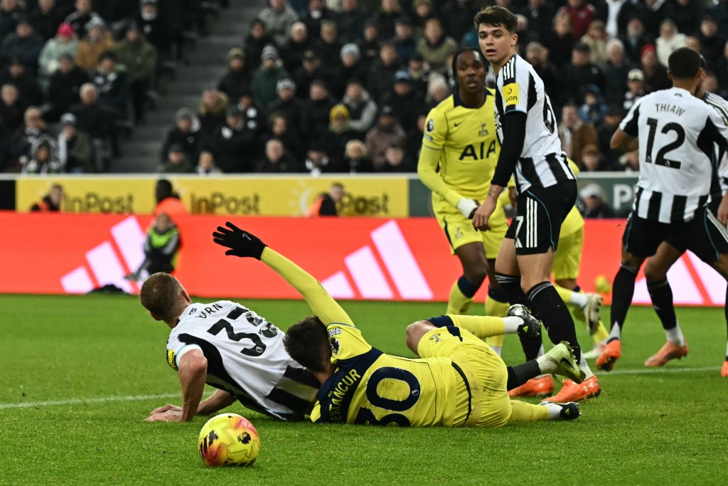 紐卡素在一次爭議判罰中獲得12碼。法新社