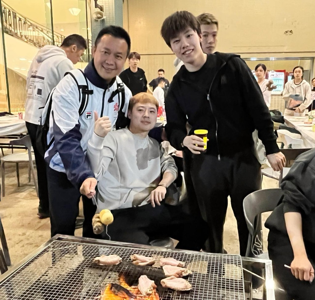 港隊總教練李靜(左)及陳顥樺(右)暫放下乒球,輕鬆享受燒烤樂。徐嘉華攝 港隊總教練李靜(左)及陳顥樺(右)暫放下乒球,輕鬆享受燒烤樂。徐嘉華攝