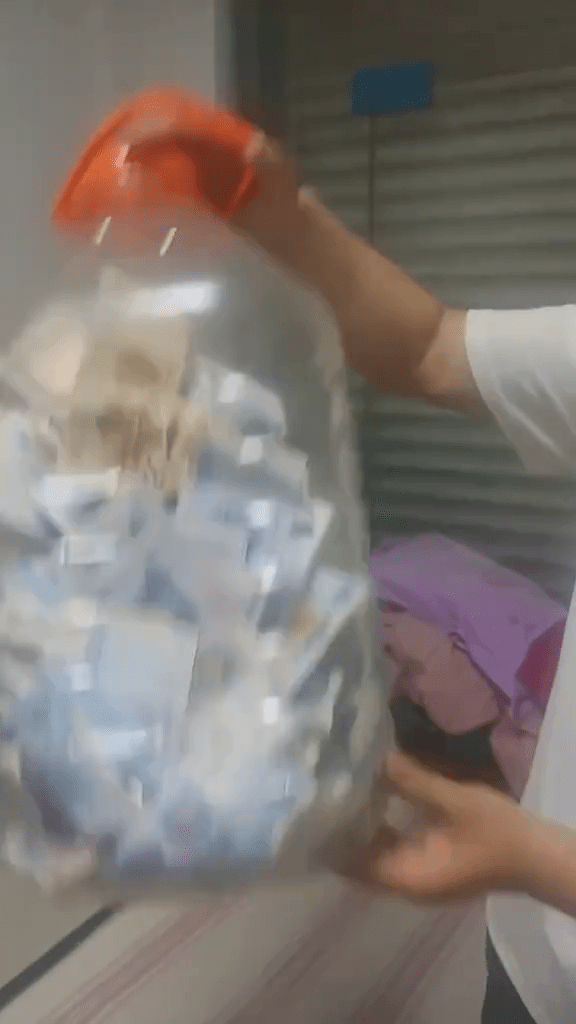 戒煙男建議將錢裝入空樽內。