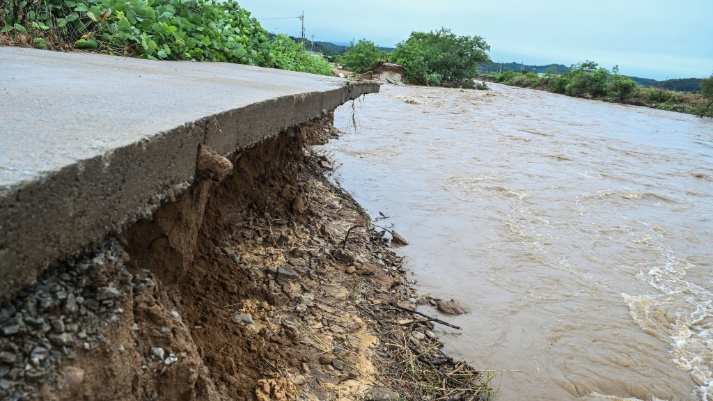 忠清南道葛山面一條小溪附近的道路因暴雨被沖毀。 路透社 忠清南道葛山面一條小溪附近的道路因暴雨被沖毀。 路透社