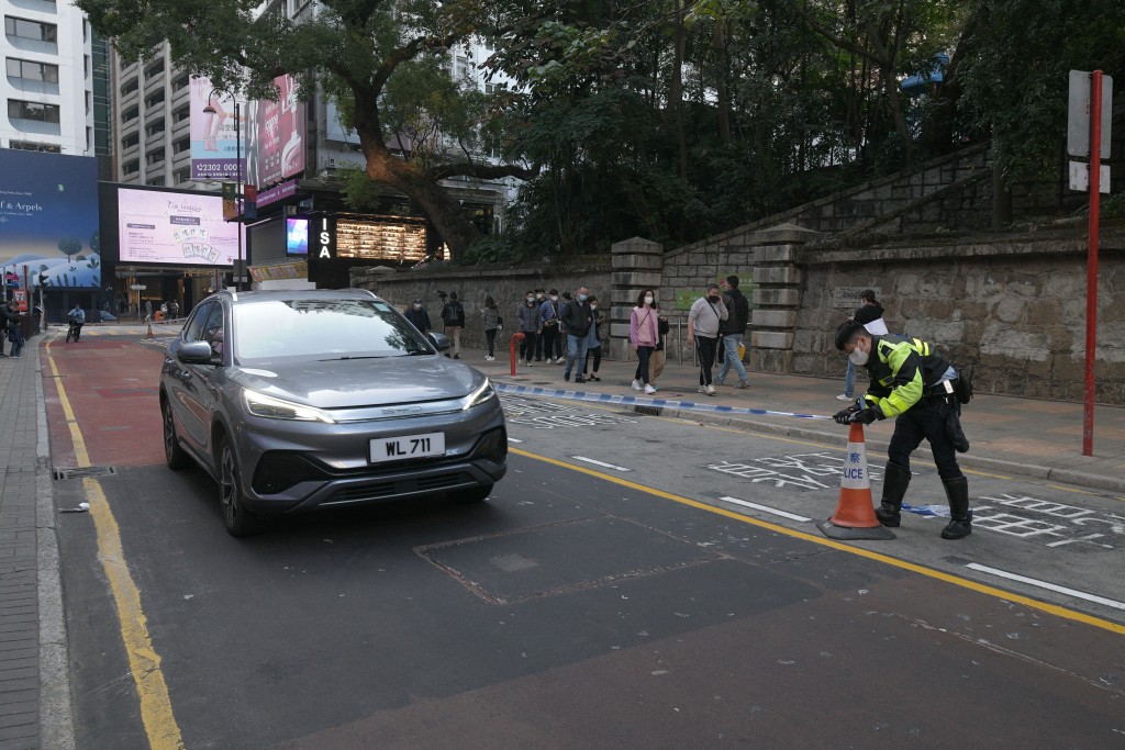 警方下午起到场准备避免车辆停泊。陈浩元摄