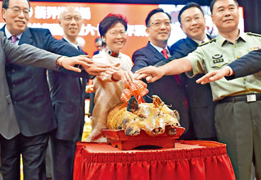 ■劉業強(右三)強調,「港獨」沒有討論空間,左三為林鄭月娥。