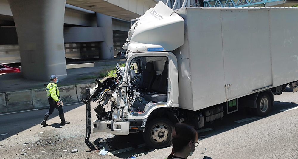 涉及事故的货车车头严重变形。