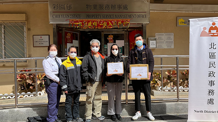 北區民政事務處派發快速測試套裝作自願檢測。政府新聞處圖片