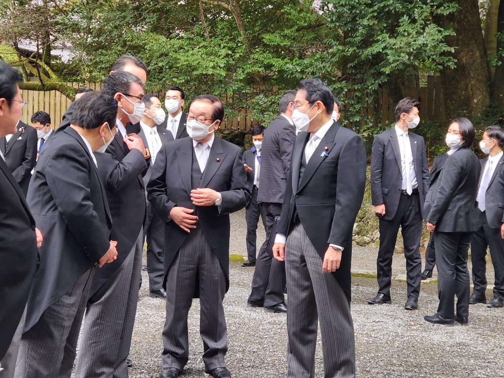日本首相岸田文雄與其他內閣成員交流。網圖