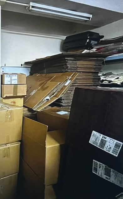 海關在貨倉內發現大量紙皮箱及膠紙等分裝工具。 海關在貨倉內發現大量紙皮箱及膠紙等分裝工具。