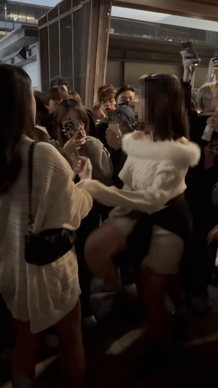 涉案女童用力踢向受害少女。