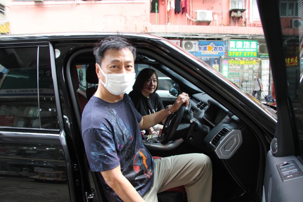 老公去買餸,老婆負責睇車,兩公婆分工合作。
