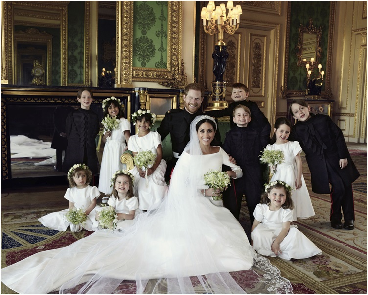 一对新人哈里和梅根与所有花仔花女合照。AP 