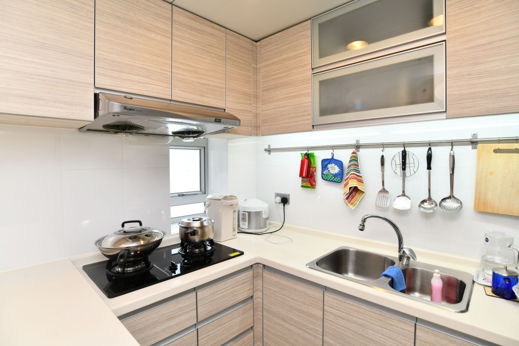 廚房裝有廚櫃等設備，保養良好。