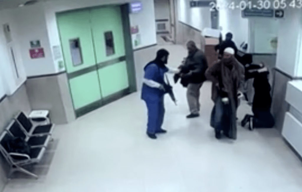 网上流传的影片截图所见，参与这次行动的突击队员共计10多人，3人身穿女装，2人打扮成医护人员，全部手持步枪穿过医院大堂的走廊。路透社