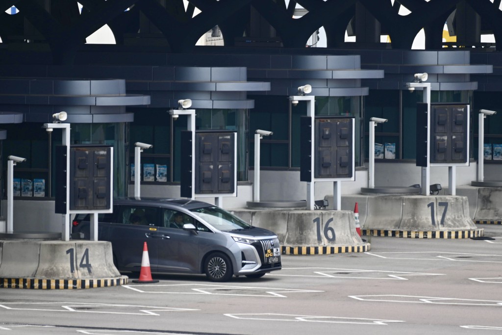 去年《財政預算案》提出，研究向離境私家車徵收邊境建設費，如果每輛車收200元，政府每年可以有大約10億元收入。資料圖片