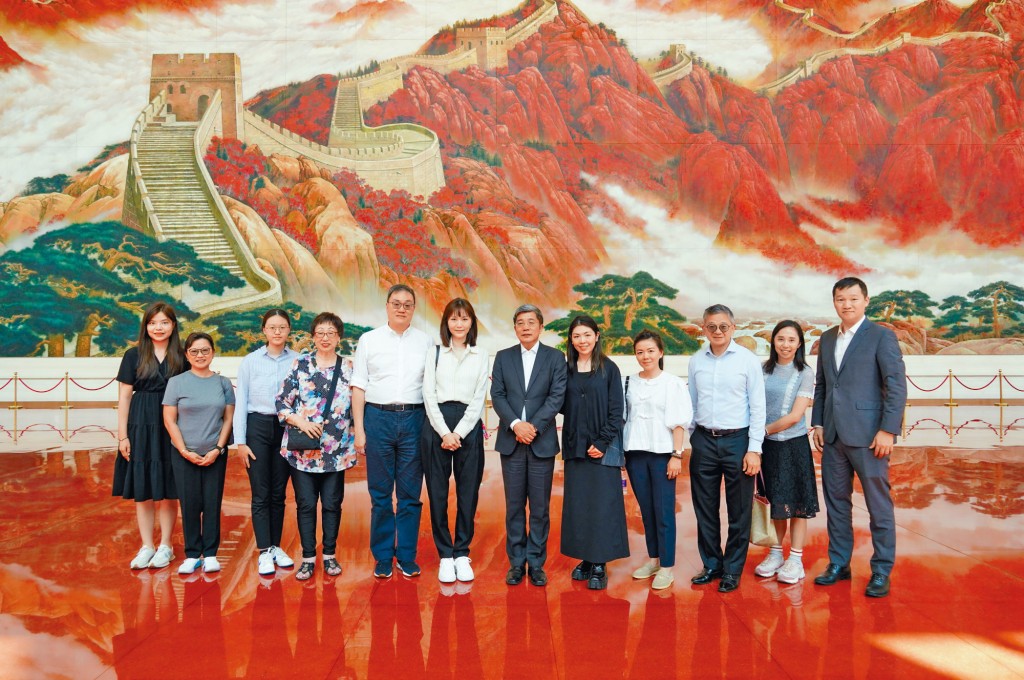 保良局董事會成員及管理層代表由領導率領參觀中國共產黨歷史展覽館，認識中國共產黨的歷史並了解國家在不同時期的發展軌跡。