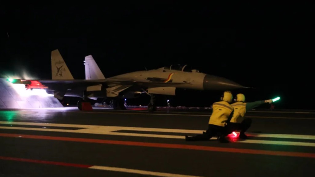 6月上旬,海軍航空母艦編隊在西太平洋海域進行訓練,圖為艦載戰鬥機進行夜間起飛。《人民日報》 6月上旬,海軍航空母艦編隊在西太平洋海域進行訓練,圖為艦載戰鬥機進行夜間起飛。《人民日報》