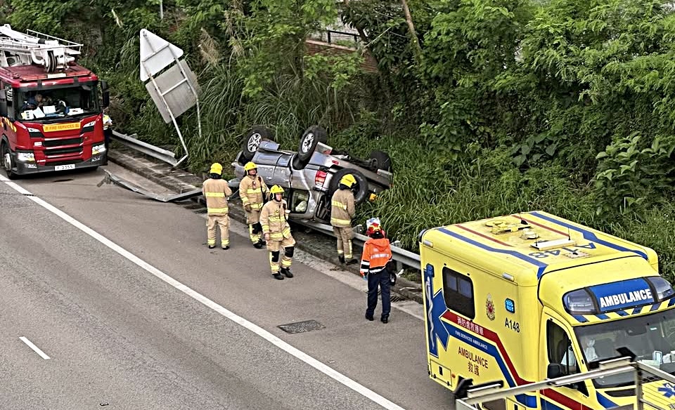 私家車撞欄後翻側。網圖 私家車撞欄後翻側。網圖