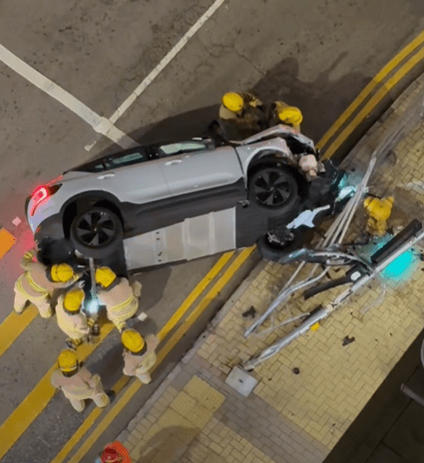 私家車發生交通意外後向左翻側。網上圖片