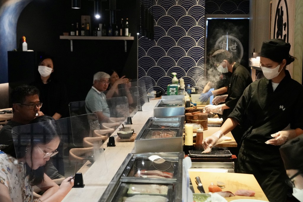 不少市民都喜薵鱼生寿司等日式食品。苏正谦摄