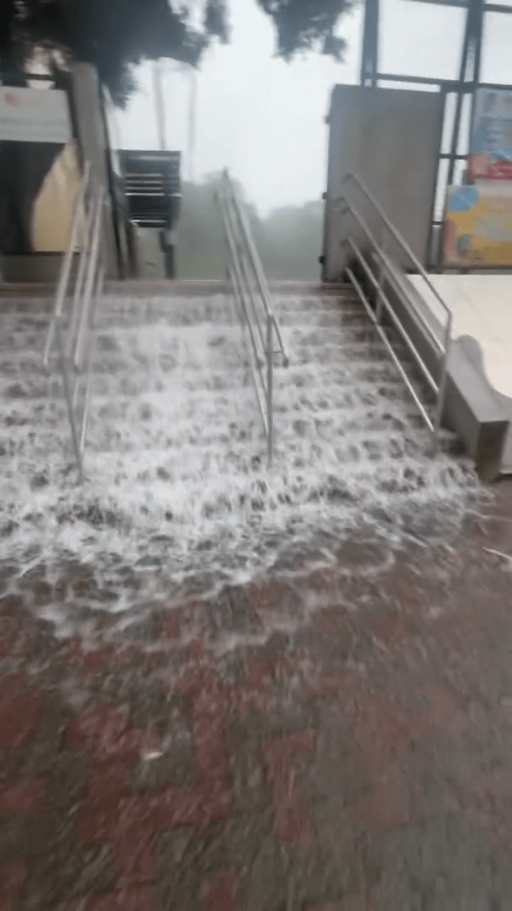 大量雨水沖落樓梯