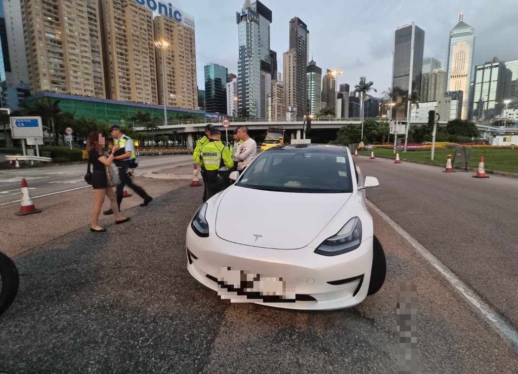 行动期间,人员不定时设立大型路障和进行高姿态巡逻主动截查可疑车辆。 行动期间,人员不定时设立大型路障和进行高姿态巡逻主动截查可疑车辆。