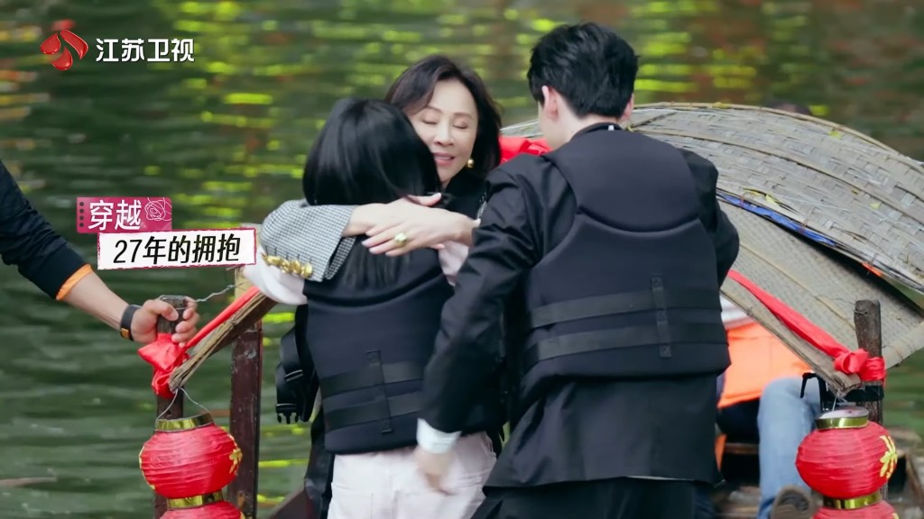 刘嘉玲一见杨采妮即拥抱。