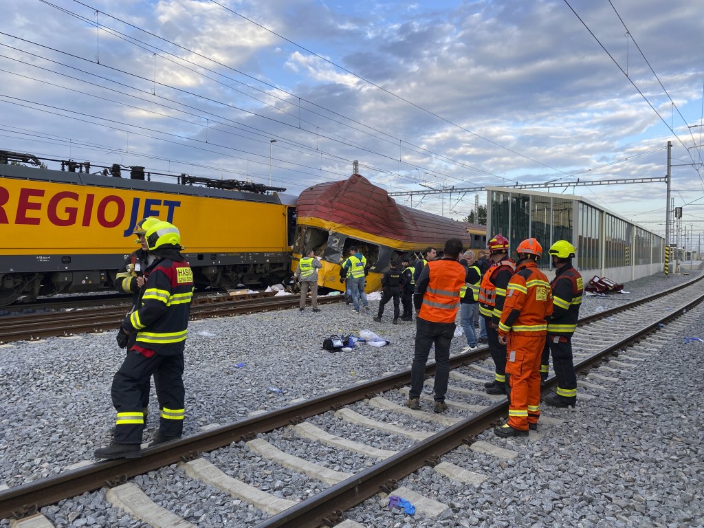 捷克火車相撞，釀4死26傷，現場人員正在處置。 美聯社