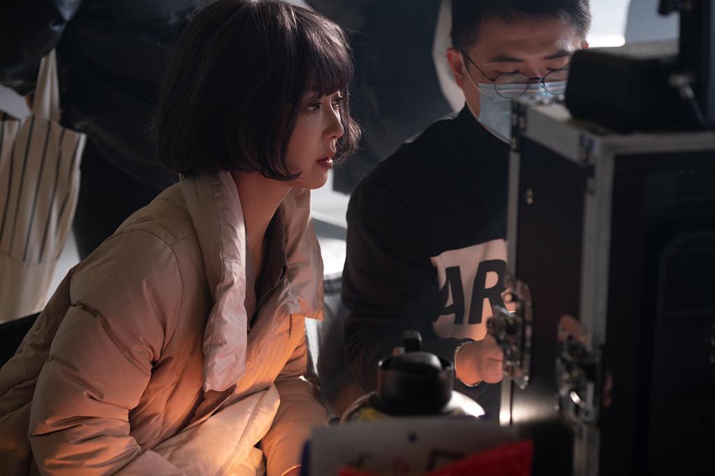 Fiona为今次MV再执导筒,亲自检查每个镜头。